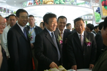 福建省委書記盧展工、省長黃小晶等領(lǐng)導(dǎo)參觀超大展區(qū)