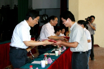 9月17日，2003年度超大獎(jiǎng)研金頒獎(jiǎng)典禮在福建農(nóng)林大學(xué)校禮堂舉行